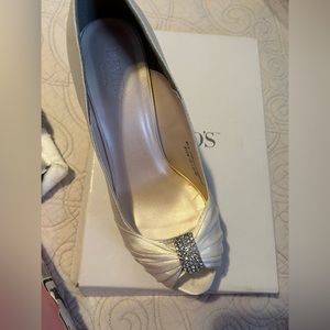 Davids Bridal shoes good condition size 8.5 W